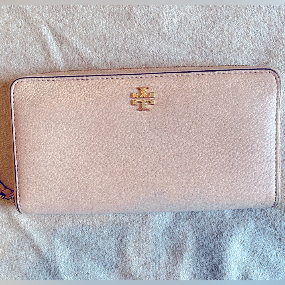 Tory Burch wallet in an elegant mild pink tone.